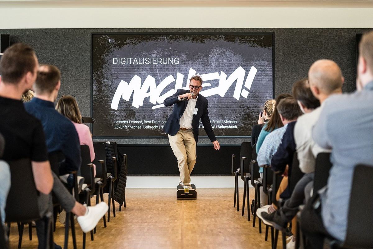 Michael Leibrecht hält eine Keynote — auf der Leinwand steht MACHEN