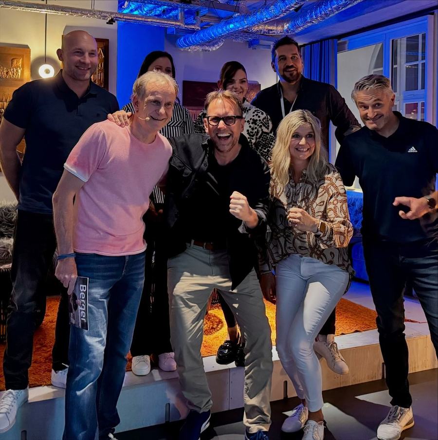 Michael Leibrecht lachend in einer Gruppe beim Event